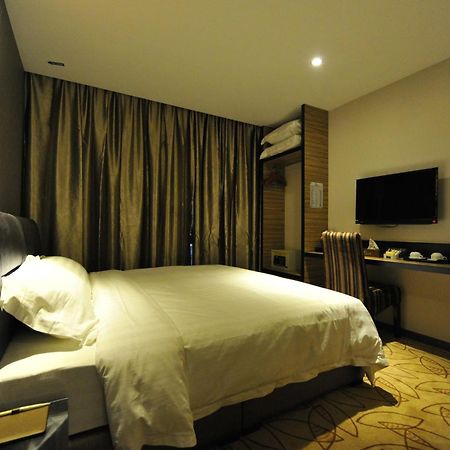 Milano Hotel Keluang Exterior foto