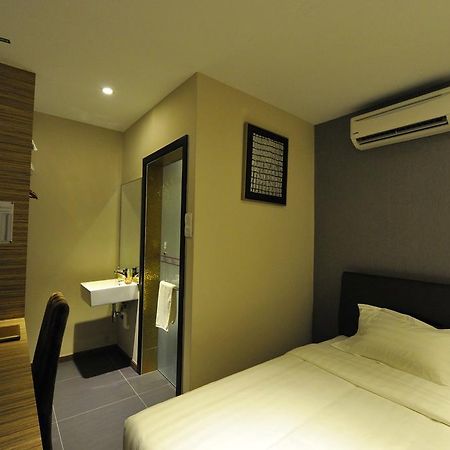Milano Hotel Keluang Exterior foto