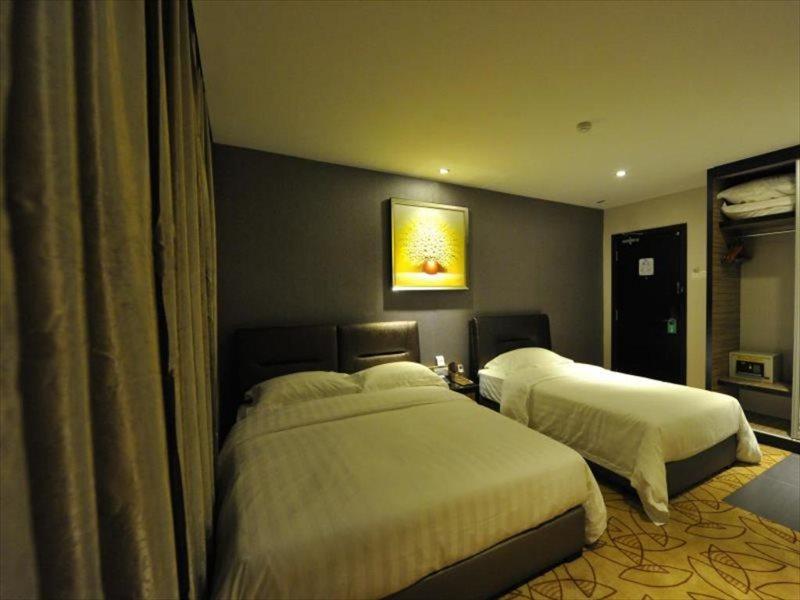 Milano Hotel Keluang Exterior foto