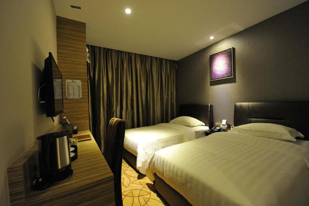 Milano Hotel Keluang Exterior foto
