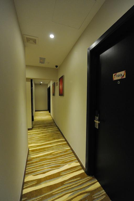 Milano Hotel Keluang Exterior foto