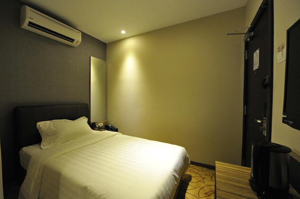 Milano Hotel Keluang Exterior foto