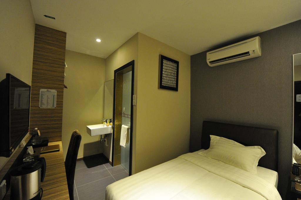 Milano Hotel Keluang Exterior foto